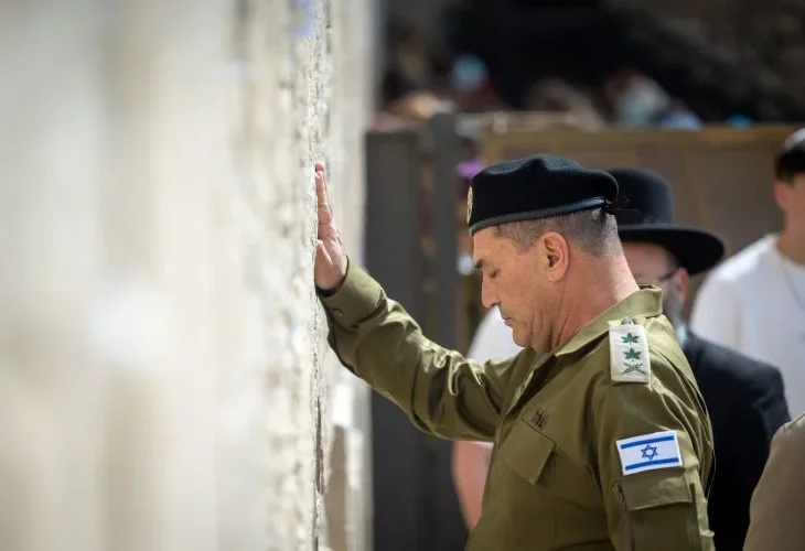 הרמטכ"ל אייל זמיר בכותל המערבי (צילום: יהונתן סינדל, פלאש90) הרמטכ"ל אייל זמיר בכותל המערבי (צילום: יהונתן סינדל, פלאש90)