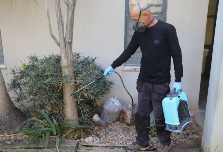 ריסוס נמלי אש | הדברות הארץ