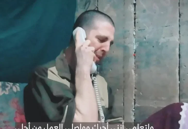 החטוף אלקנה בוחבוט (מתוך סרטון שפרסם החמאס) החטוף אלקנה בוחבוט (מתוך סרטון שפרסם החמאס)