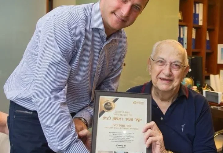 מאיר ניצן ז"ל וראש העיריה הנוכחי, רז קינסטליך, ארכיון (צילום: דוברות עיריית ראשון לציון)