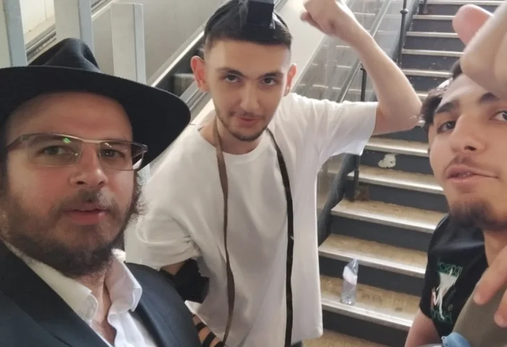 הרב איסר לובעצקי ב"מבצע תפילין" ברכבת התחתית בפריז הרב איסר לובעצקי ב"מבצע תפילין" ברכבת התחתית בפריז