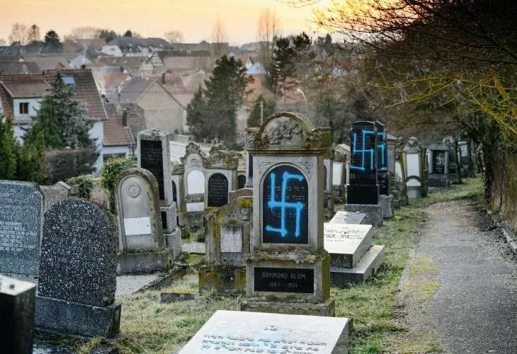 חילול בית עלמין יהודי בצרפת, ארכיון (קרדיט: shutterstock) חילול בית עלמין יהודי בצרפת, ארכיון (קרדיט: shutterstock)