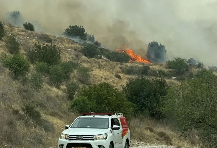 השריפה באזור תרום (צילום: תיעוד מבצעי, כבאות והצלה ירושלים) השריפה באזור תרום (צילום: תיעוד מבצעי, כבאות והצלה ירושלים)