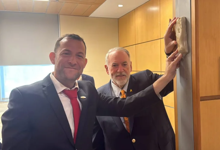 האקבי ודגן בקביעת המזוזה (צילום: דוברות מועצת שומרון)