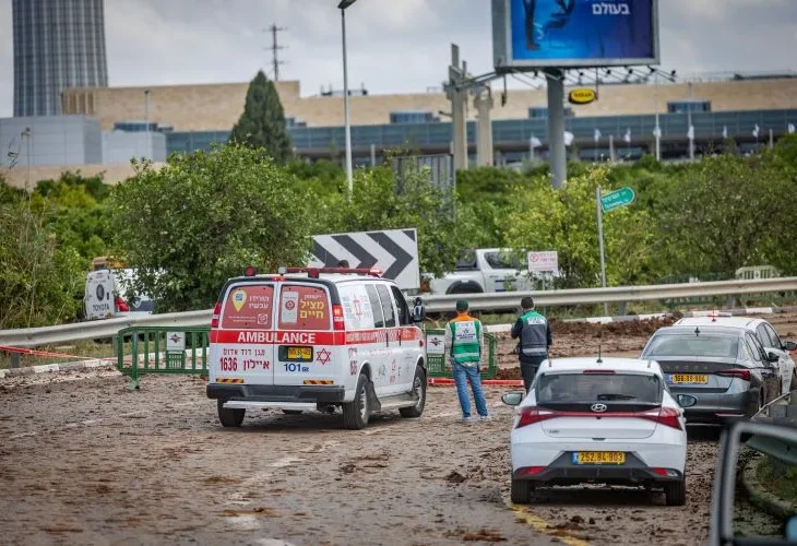 זירת נפילת הטיל ליד נתב"ג (צילום: חיים גולדברג, לאש90) זירת נפילת הטיל ליד נתב"ג (צילום: חיים גולדברג, לאש90)