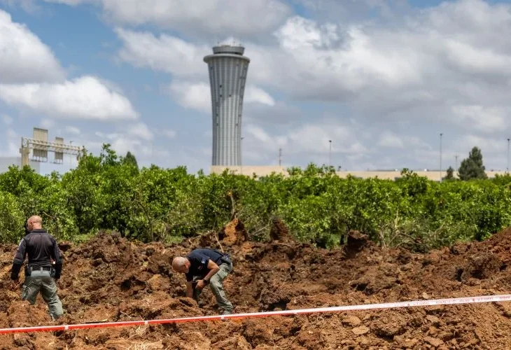 זירת נפילת הטיל ליד נתב"ג (צלום: חיים גולדברג, פלאש90) זירת נפילת הטיל ליד נתב"ג (צלום: חיים גולדברג, פלאש90)