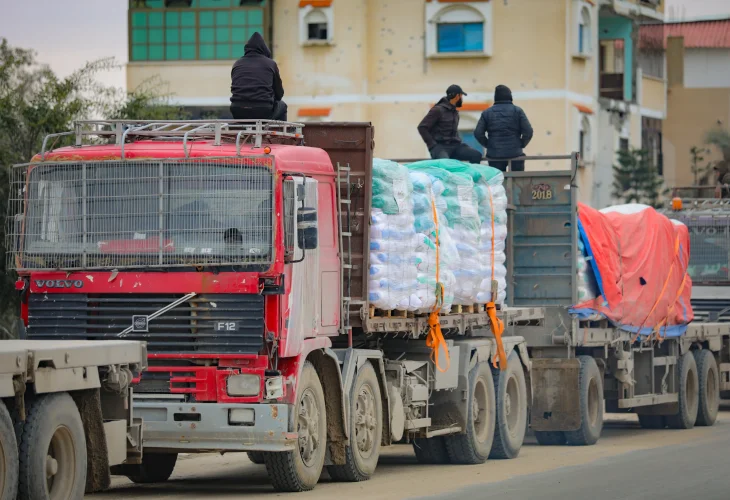 משאיות סיוע במעבר כרם שלום (צילום: עלי חסן, פלאש90)