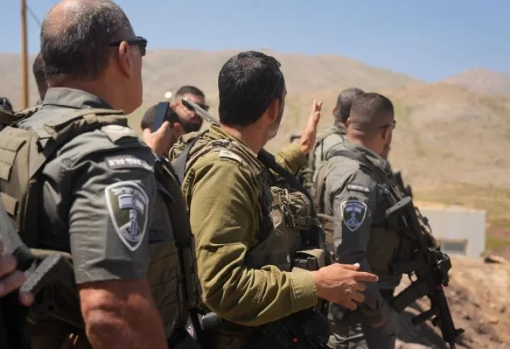 מפקד מג"ב (משמאל) בסיור בגולן הסורי (צילום: דוברות המשטרה) מפקד מג"ב (משמאל) בסיור בגולן הסורי (צילום: דוברות המשטרה)