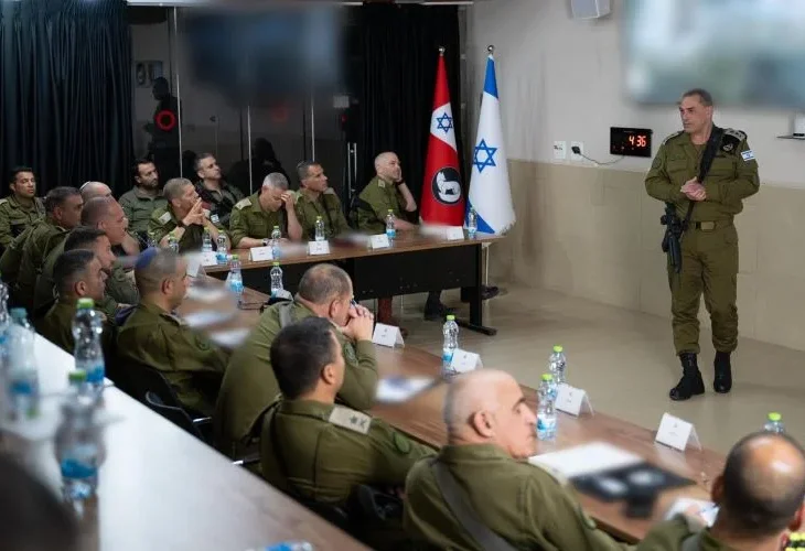 הרמטכ"ל והמפקדים (צילום: דובר צהל)