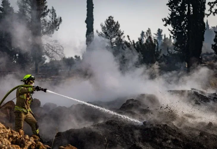כיבויה שריפה בשבוע שעבר (צילום: חיים גולדברג, פלאש90)