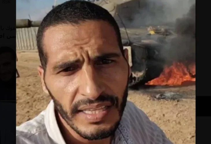 אצליח ליד הטנק הבוער, ביום הטבח (צילום: מתוך תיעוד ברשתות החברתיות, שימוש לפי סעיף 27א' לחוק זכויות יוצרים)