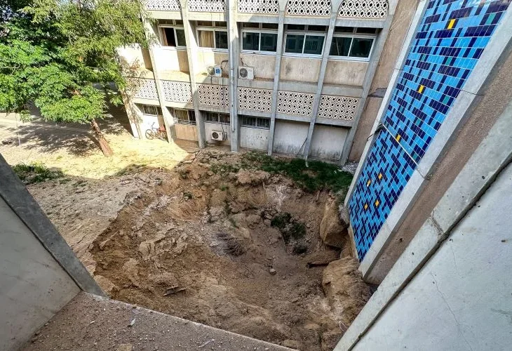 אחת מזירות המתקפה ליד בית החולים בח'אן יונס (צילום: פלאש90)