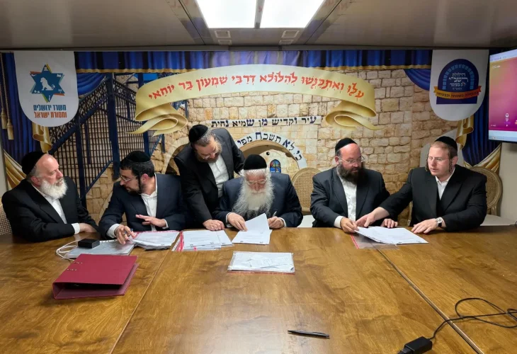 השר חותם על מסמכי אישור קיום הילולת רשב״י (צילום: דוברות השר פרוש) השר חותם על מסמכי אישור קיום הילולת רשב״י (צילום: דוברות השר פרוש)