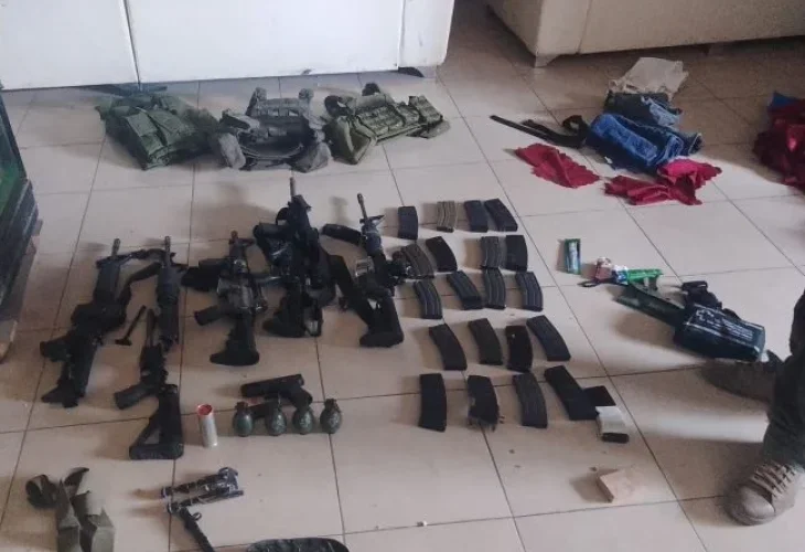 כלי נשק שנתפסו ביו"ש (צילום: דוברות משטרת ישראל)