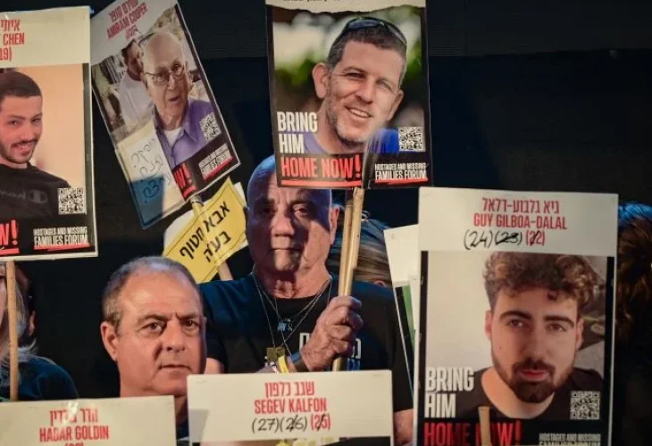הפגנה למען שחרר חטופים, הערב (צילום: אבשלום ששוני, פלאש90) הפגנה למען שחרר חטופים, הערב (צילום: אבשלום ששוני, פלאש90)