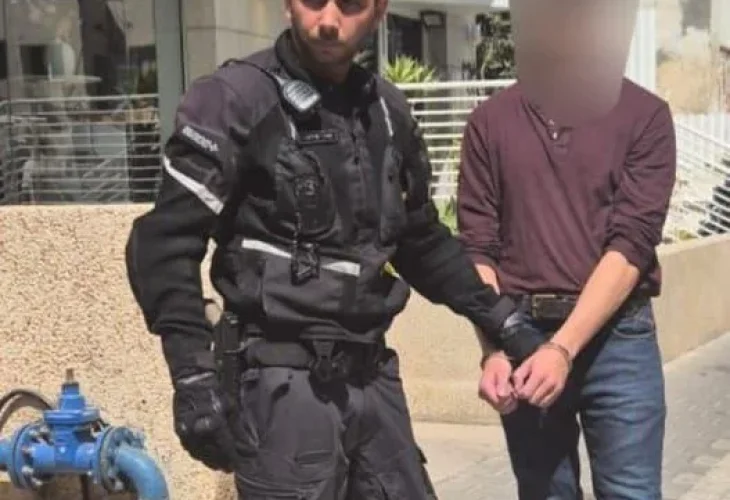 מעצר התייר החשוד (צילום: דוברות המשטרה)