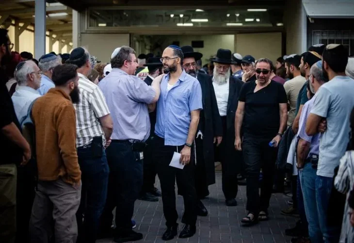 חננאל גז (באמצע) בהלווית רעייתו צאלה הי"ד (צילום: חיים גולדברג, פלאש90) חננאל גז (באמצע) בהלווית רעייתו צאלה הי"ד (צילום: חיים גולדברג, פלאש90)