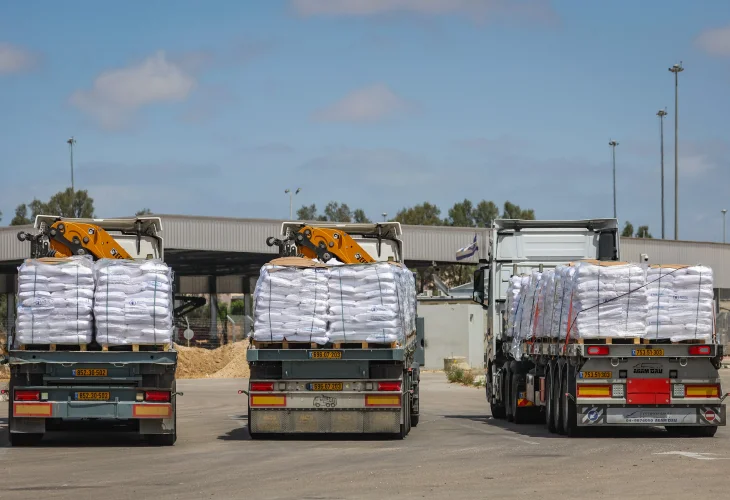 משאיות סיוע הומניטרי לפני כניסתן אתמול לרצועת עזה (צילום: פלאש 90)