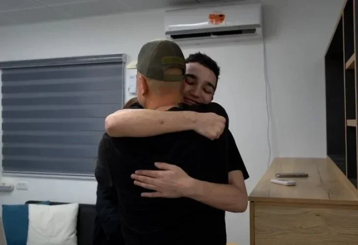 החייל החטוף עידן אלכסנדר פוגש את אביו ר(צילום: דובר צה"ל)