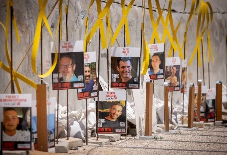 מיצג בכיכר החטופים בתל אביב (צילום: מרים אלסטר, פלאש90) 