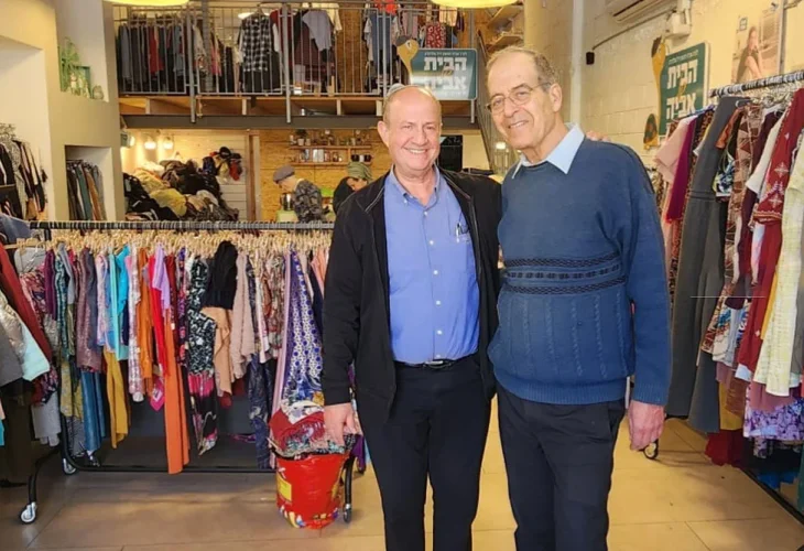 משמאל: ישראל גולדברג בחנות "הבית של אביה" שהוקמה לזכר בנו משמאל: ישראל גולדברג בחנות "הבית של אביה" שהוקמה לזכר בנו