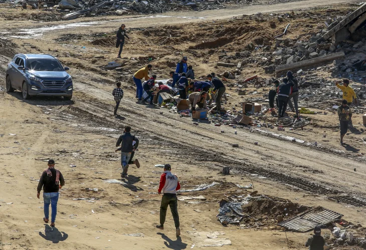 פלסטינים גונבים ציוד משאיות סיוע, ארכיון (צילום: עאבד רחים קטיב, פלאש90)