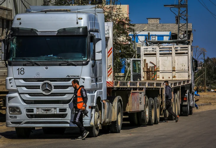 משאיות סיוע סמוך למעבר כרם שלום, ארכיון (צילום: עבד רחים ח'טיב, פלאש90)