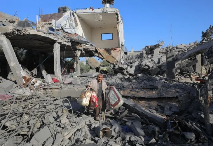 תקיפת מבנה בנוסיראת, עזה (צילום: פלאש90)