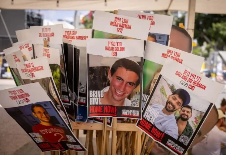 תמונות חטופים בעזה (צילום: מרים אלסטר, פלאש90)