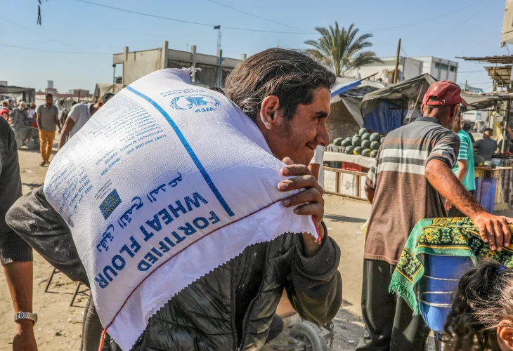 חלוקת קמח בעזה (צילום: פלאש90)