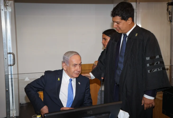נתניהו בבית המשפט עם עורך דינו עמית חדד (צילום: יריב כץ, פול, פלאש90) נתניהו בבית המשפט עם עורך דינו עמית חדד (צילום: יריב כץ, פול, פלאש90)