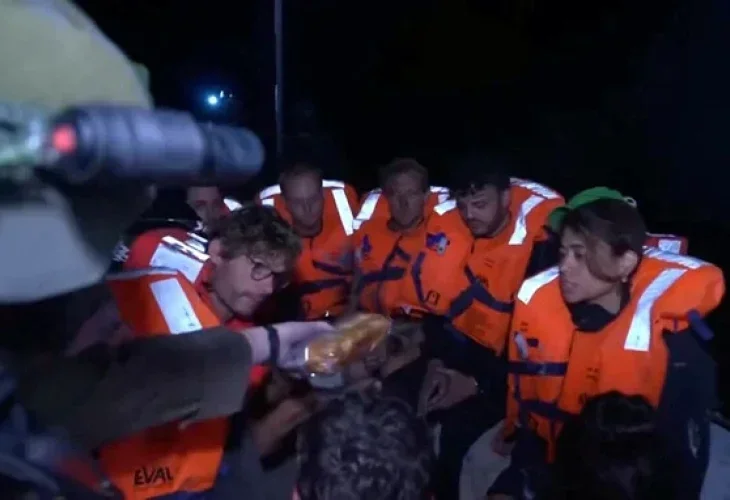 חיילי צה"ל והפעילים באונייה (צילום: דוברות משרד החוץ)