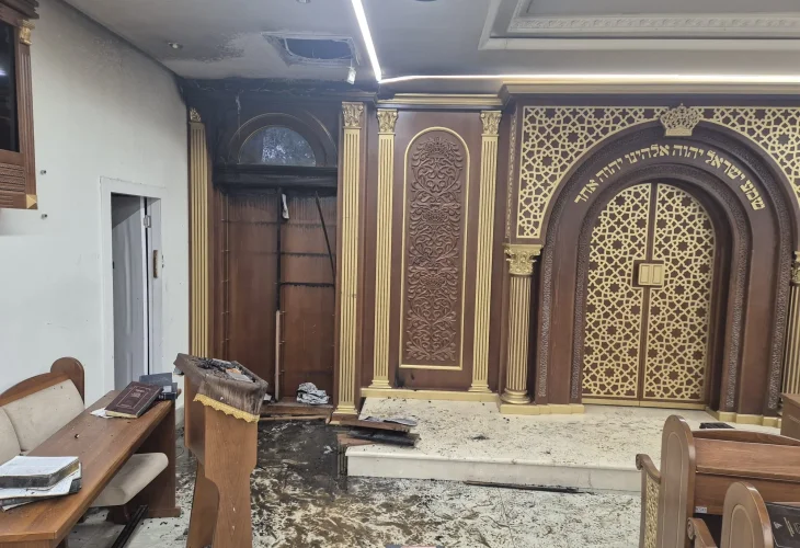 הנזק בבית הכנסת (צילום: דוברות המשטרה)