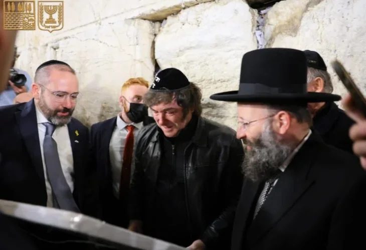 מיליי (באמצע) בכותל המערבי (צילום: הקרן למורשת הכותל המערבי)