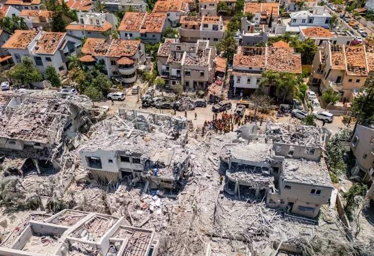 זירת נפילת הטיל האיראני בראשון לציון (צילום: אריק מרמור, פלאש90) זירת נפילת הטיל האיראני בראשון לציון (צילום: אריק מרמור, פלאש90)