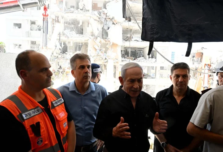 נתניהו בזירת הפגיעה בבת ים (צילום: אבי אוחיון, לע״מ) נתניהו בזירת הפגיעה בבת ים (צילום: אבי אוחיון, לע״מ)