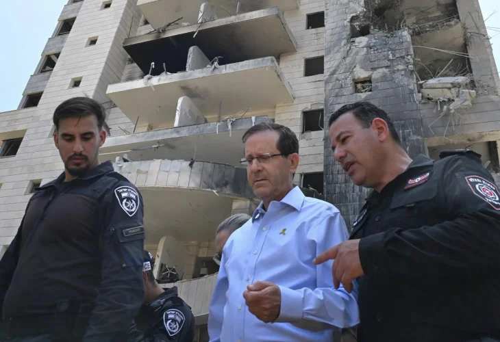 הרצוג בזירת הפגיעה בפתח תקווה (צילום: חיים צח, לע״מ)