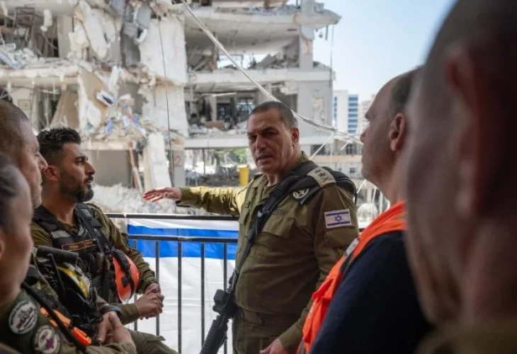 הרמטכ"ל בזירת הפגיעה בבת ים (צילום: דובר צה"ל) הרמטכ"ל בזירת הפגיעה בבת ים (צילום: דובר צה"ל)