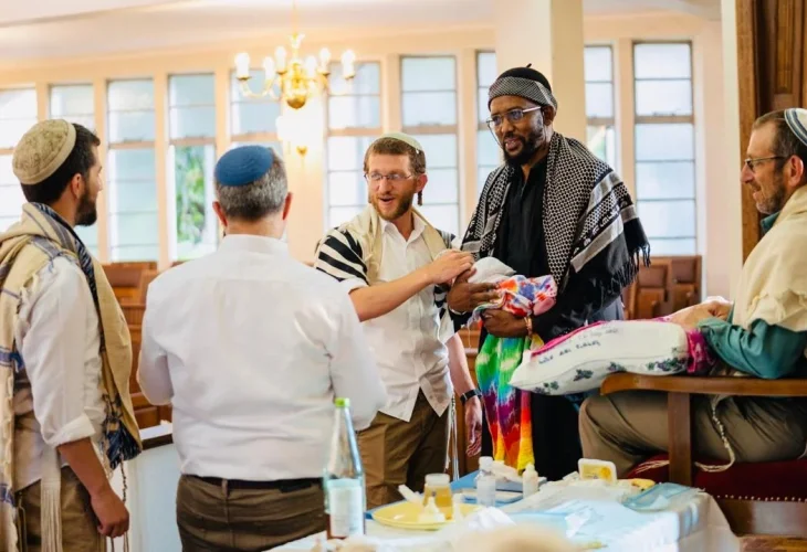יהודה קהלני בברית שנערכה לבן רב הקהילה היהודית בניירובי בירת קניה יהודה קהלני בברית שנערכה לבן רב הקהילה היהודית בניירובי בירת קניה