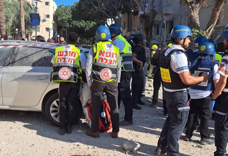 חובשי איחוד הצלה בזירת נפילה (צילום: דוברות הצלה) חובשי איחוד הצלה בזירת נפילה (צילום: דוברות הצלה)