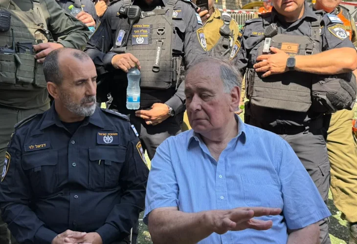 ראש עיריית חיפה, יונה יהב, עם מפכ"ל המשטרה דני לוי בזירת האירוע (צילום: ראובן כהן דוברות עיריית חיפה)