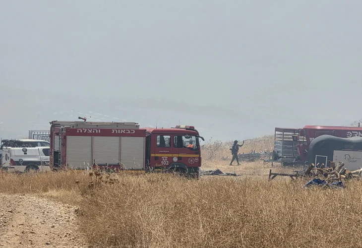 כוחות כיבוי פועלים בזירת נפילה בצפון (צילום: כבאות והצלה לישראל)
