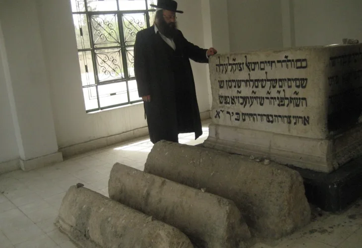 הרב גבאי על קברו של רבי חיים ויטאל זיע"א בדמשק הרב גבאי על קברו של רבי חיים ויטאל זיע"א בדמשק