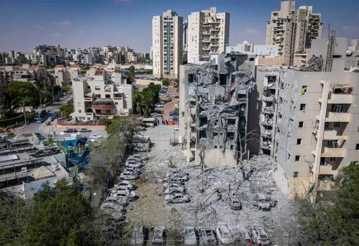 זירת נפילת הטיל בבאר שבע (צילום: יונתן זינדל, פלאש 90)