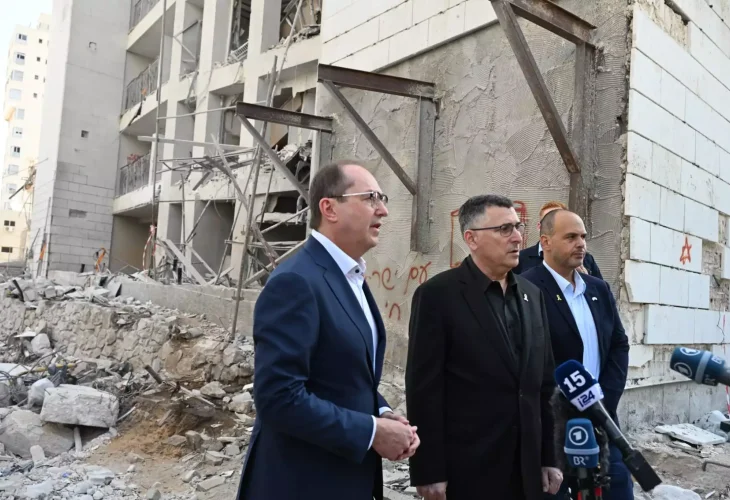 גדעון סער ושר הפנים של גרמניה בזירת פגיעת הטיל בבת ים (צילום: יוסי זליגר)