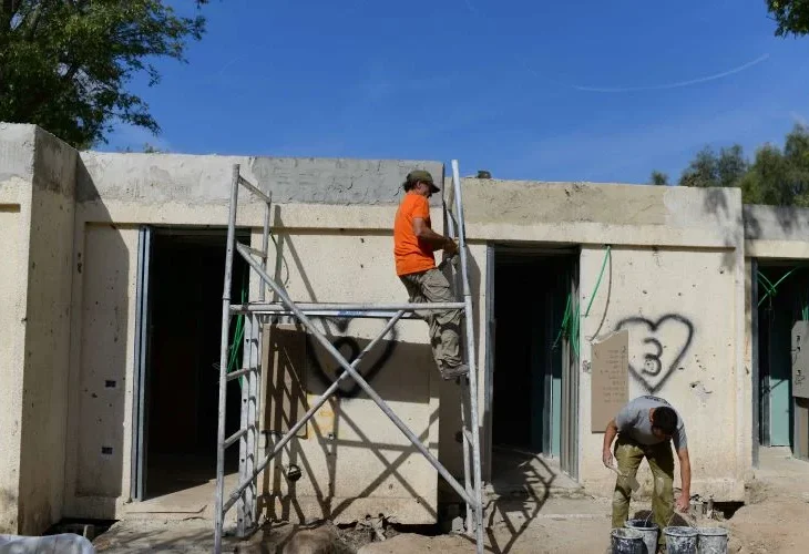 עבודות שיפוץ בכפר עזה, ארכיון (צילום: תומר נויברג, לאש90)