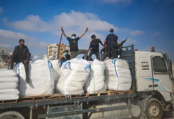 אנשי חמאס משתלטים על משאית סיוע בבית לאהיה (צילום: פלאש90)