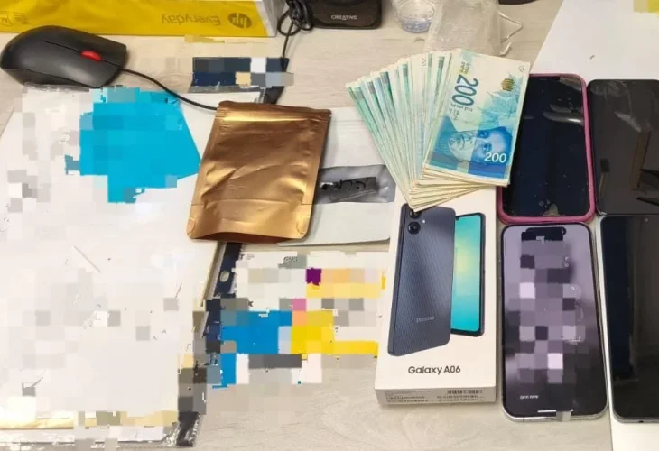 פריטים שאותרו בידי בני הזוג החשודים (צילום: דוברות המשטרה, דוברות שב״כ)