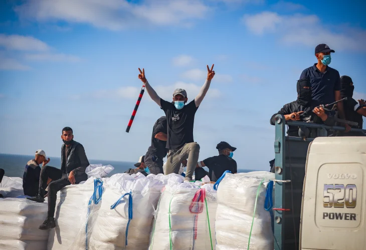 חלוקת סיוע הומניטרי בעזה (צילום: עלי קאריקה, פלאש90)