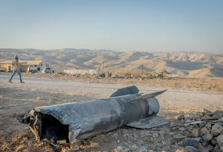 חלק מטיל איראני שנפל ביו"ש (צילום: חיים גולדברג, פאש90)